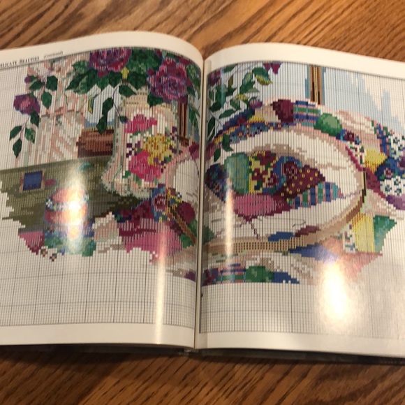 Romance of Paula Vaughan crafters book 📕 - Picture 6 of 7